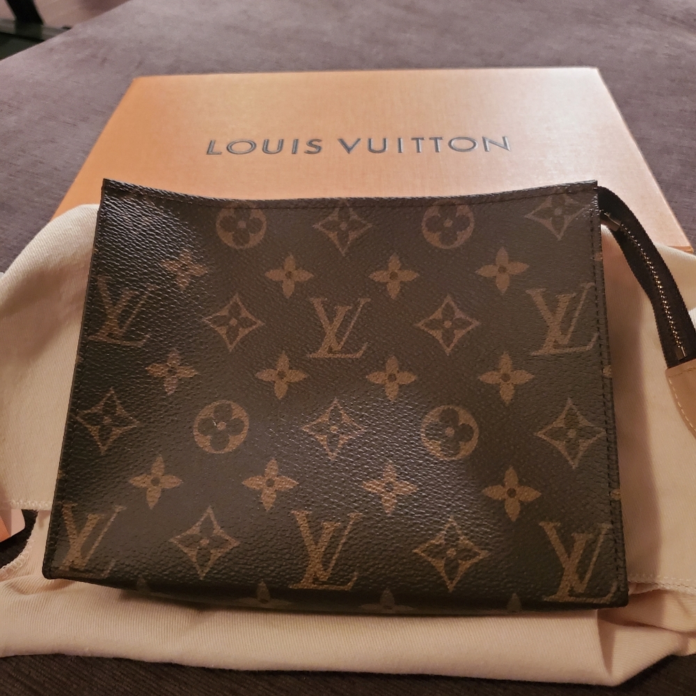 Authentic Louis Vutton TOILETRY POUCH 19